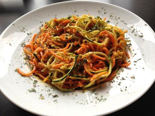 Pompoen - courgette "spaghetti" met een heerlijk saus van gele paprika, avocado, citroen, venkel, basilicum