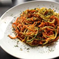 Pompoen - courgette "spaghetti" met een heerlijk saus van gele paprika, avocado, citroen, venkel, basilicum