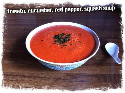 Rauwe tomaat, komkommer, paprika, squash soep met basilicum