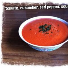 Rauwe tomaat, komkommer, paprika, squash soep met basilicum