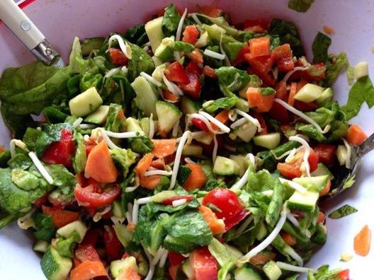 Salade van groene sla, wortelen, rode paprika, cocktail tomaten, wortelen, gekiemde mung bonen, courgette, avocado en citroensap. Papperig en knapperig! Ik hou ervan! ❤