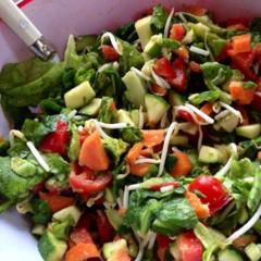 Salade van groene sla, wortelen, rode paprika, cocktail tomaten, wortelen, gekiemde mung bonen, courgette, avocado en citroensap. Papperig en knapperig! Ik hou ervan! ❤