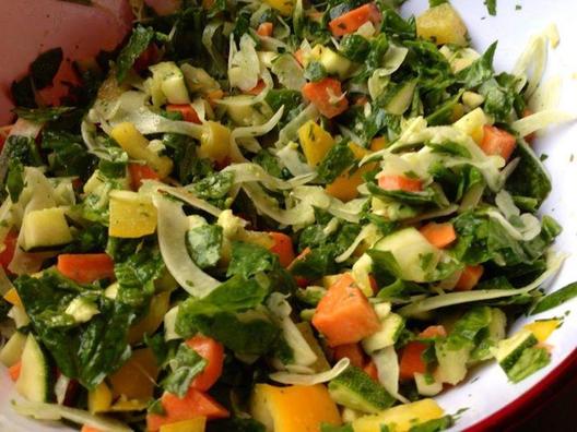 Spinazie, venkel, wortelen en gele paprika met avocado en citroen met en een klein beetje van peterselie, bieslook en dille