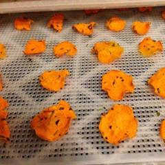 Heerlijke zoete aardappelen chips klaar in de dehydrator ^ _ ^