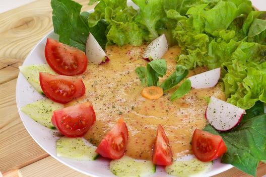 Ananas - pruimen - mango - crème op eikenbladsla