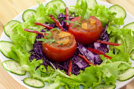 Kiwi - peper - gevuld tomaten op rode kool