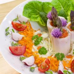 Radijs - torentjes met asperges en bieslook bloemen