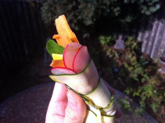 Courgette, veldsla, radijs, butternut, wortel loempia