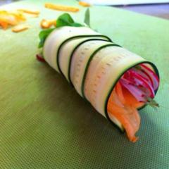 Rauwe courgette, wortel, radijs, veldsla (en tomaat) loempia <3