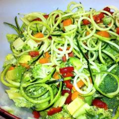 Rode paprika, wortel, broccoli, courgette, avocado salade