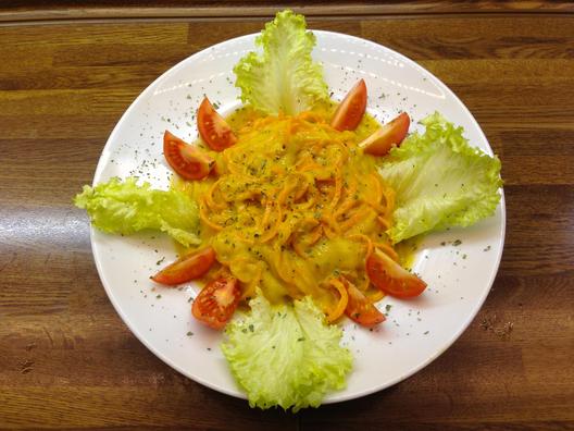 Wortelen - "pasta" met mango - selderij saus