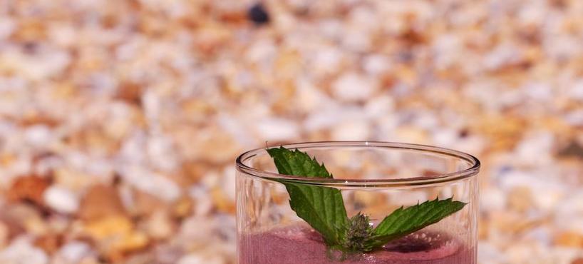 <a href='/Rauwkost-gerechten/Blauwe-druiven-bananen-smoothie'>Blauwe druiven - bananen - smoothie</a><span>Vandaag had ik een smoothie uit vers geperst druivensap van acht kilo van rode druiven en een banaan, en roos en mint als decoratie. Allemaal behalve de bananen uit mijn tuin. <3</span>