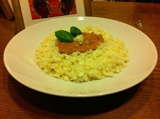 Bloemkool "rijst" met een heerlijke tomaat, avocado, basilicumsaus
