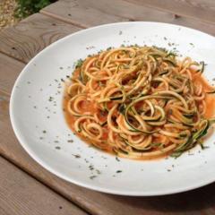 Dit is echt fast food! Courgette noedels met een saus van abrikozen, rabarber, tomaten en een kleine stengel bleekselderij. Geweldige maaltijd!