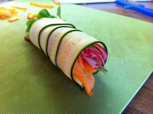 Rauwe courgette, wortel, radijs, veldsla (en tomaat) loempia <3