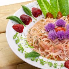 Aardbei - ananas pasta met bieslook - bloemen