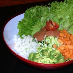 Courgette, radijs, wortelen, avocado, sla, salade met tomaat en selderij saus