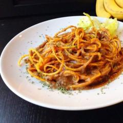Butternut squash spaghetti met een heerlijke saus van peren uit de tuin, iets salie (vanuit de tuin), tomaten, selderij en wat kokos vlees.