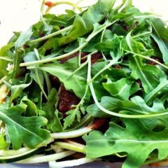 Lunchbox - courgette spaghetti met tomaat, peper, basilicum saus en rucola <3
