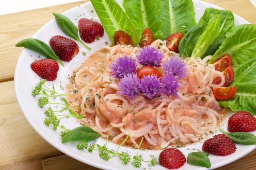 Aardbei - ananas pasta met bieslook - bloemen