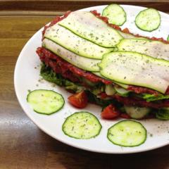 Courgette - komkommer - "lasagne" met dadelpruimen - bietjes - saus