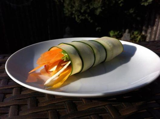 Courgette, veldsla, radijs, knolselderij, wortel loempia