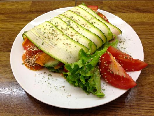 Courgette - rollen met wortelen, sesam en mango - saus