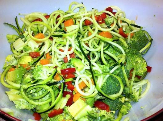 Rode paprika, wortel, broccoli, courgette, avocado salade