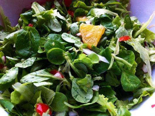Mijn lunch salade - veldsla en andere tedere greens, een sinaasappel, een tomaat en een aantal verschillende soorten radijs
