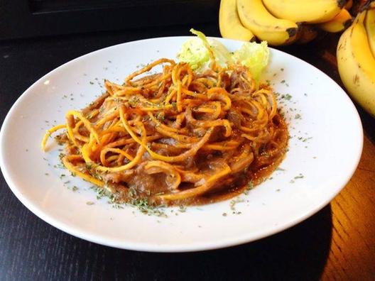 Butternut squash spaghetti met een heerlijke saus van peren uit de tuin, iets salie (vanuit de tuin), tomaten, selderij en wat kokos vlees.