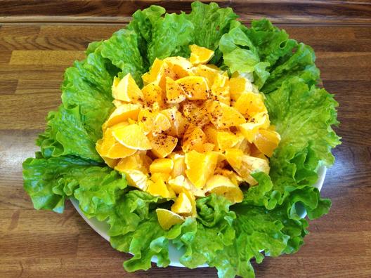 Sinasappel salade met carob