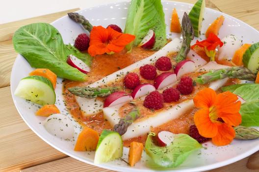 Radijs - asperges - boot met ananas - perzik - crème