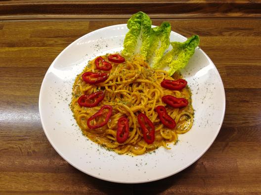 Radijs- "pasta" met kiwi - sinasappel - sauce