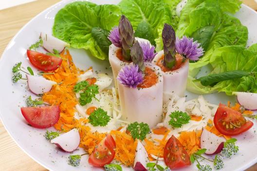 Radijs - torentjes met asperges en bieslook bloemen