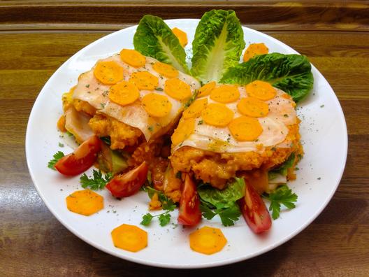 Radijs - tomaten - "lasagne" met sinaasappelen - dadels - saus