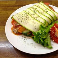 Courgette - rollen met wortelen, sesam en mango - saus