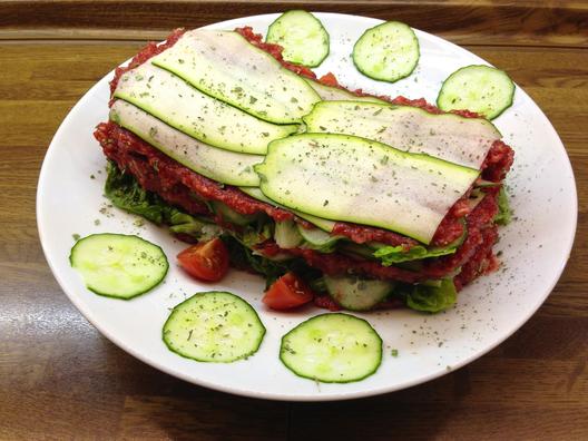 Courgette - komkommer - "lasagne" met dadelpruimen - bietjes - saus