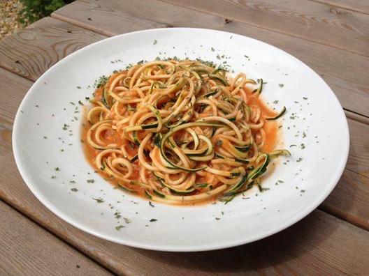 Dit is echt fast food! Courgette noedels met een saus van abrikozen, rabarber, tomaten en een kleine stengel bleekselderij. Geweldige maaltijd!