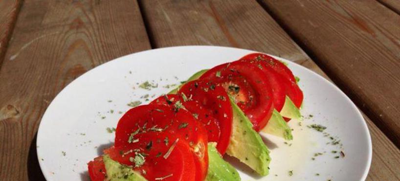 <a href='/Rauwkost-gerechten/Eenvoudige-tomaat-en-avocado-plakjes-met-wat-citroensap-en-Italiaanse-kruiden'>Eenvoudige tomaat en avocado plakjes met wat citroensap e...</a><span>Eenvoudige tomaat en avocado plakjes met wat citroensap en Italiaanse kruiden...</span>