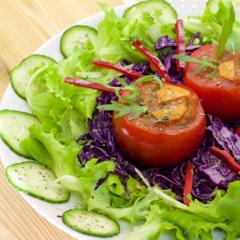 Kiwi - peper - gevuld tomaten op rode kool