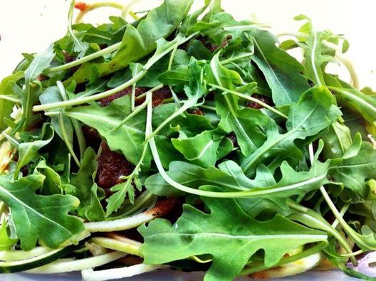 Lunchbox - courgette spaghetti met tomaat, peper, basilicum saus en rucola <3