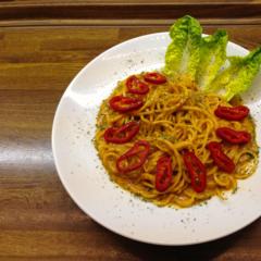Radijs- "pasta" met kiwi - sinasappel - sauce