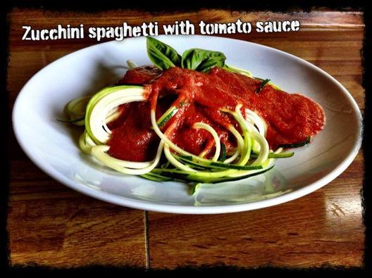 Courgette spaghetti met tomaat / rode puntpeper / basilicumsaus met een beetje rucola