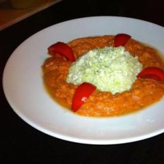 Bloemkool "rijst" met een tomaat, wortel, avocado, venkel saus