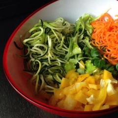 Kleurrijke salade <3 - courgette, wortel, gele paprika, greens