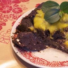 Rauw-veganistische brownies met chocosaus