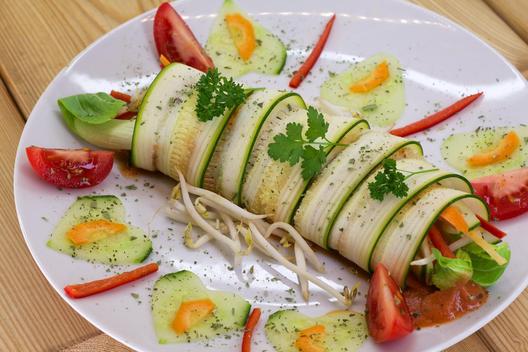 Zucchini - paksoi - rolletjes met spruiten