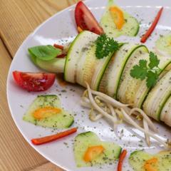 Zucchini - paksoi - rolletjes met spruiten
