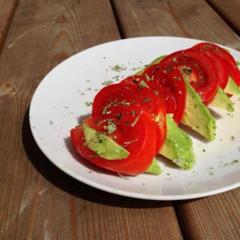 Eenvoudige tomaat en avocado plakjes met wat citroensap en Italiaanse kruiden...