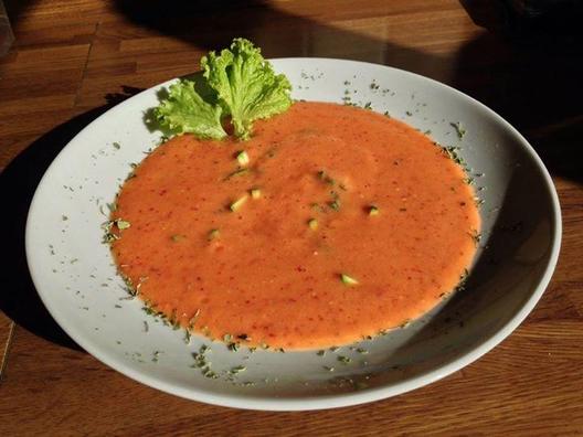 Tomaat - nectarine soep met stukken van courgette. Lekker. ❤️